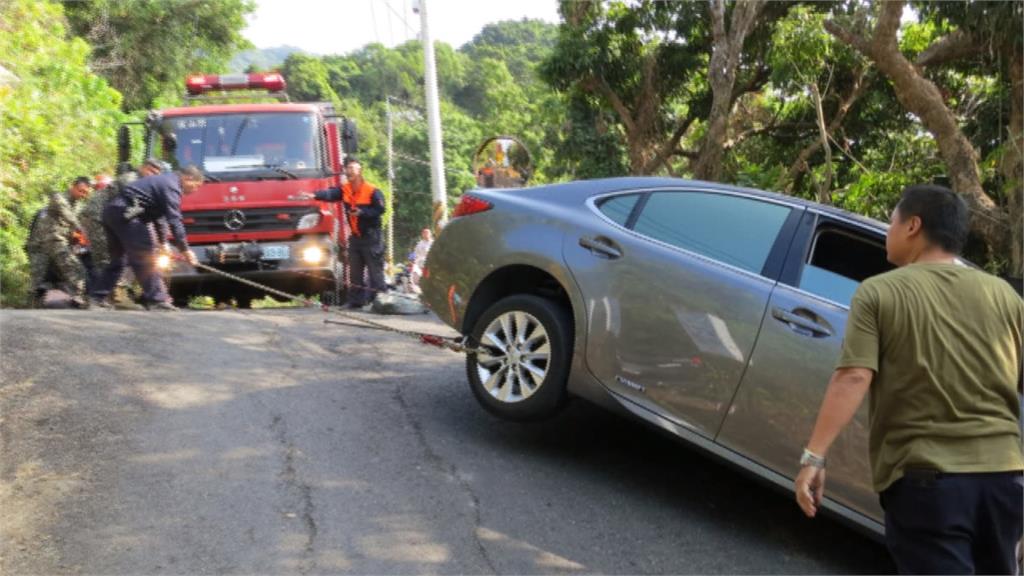 生死一瞬！險降坡 髮夾彎 汽車險墜山谷