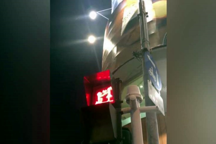 下跪求婚愛心放閃 小綠人脫離單身