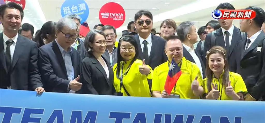 把台灣英雄當背景！采盟黃衣大媽蹭位拍照　網轟「黃巾之亂」怒喊抵制