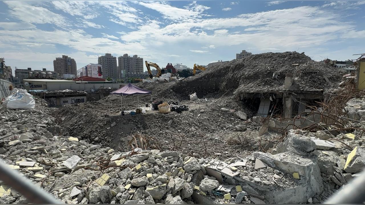 "美濃大峽谷"翻版? 高雄工地廢棄物堆置近兩層樓高