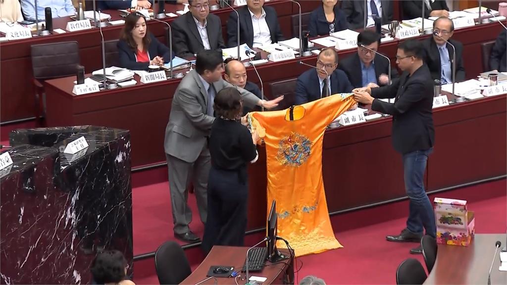 高雄市議員送「黃袍」 諷刺韓國瑜選總統瞹眛不明