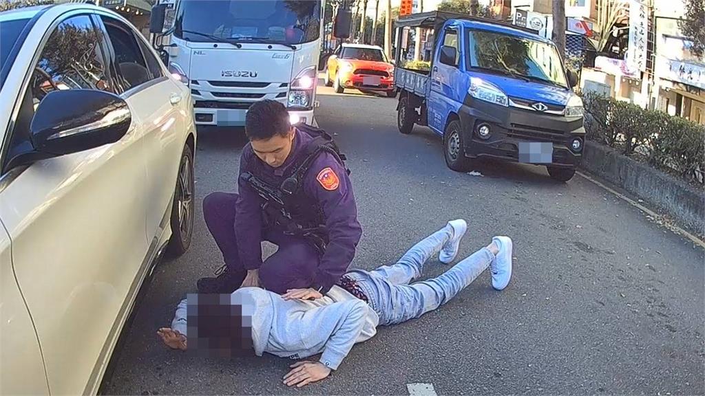 車手遭逮同夥駕車逃　桃警紅燈攔截拔槍抓人