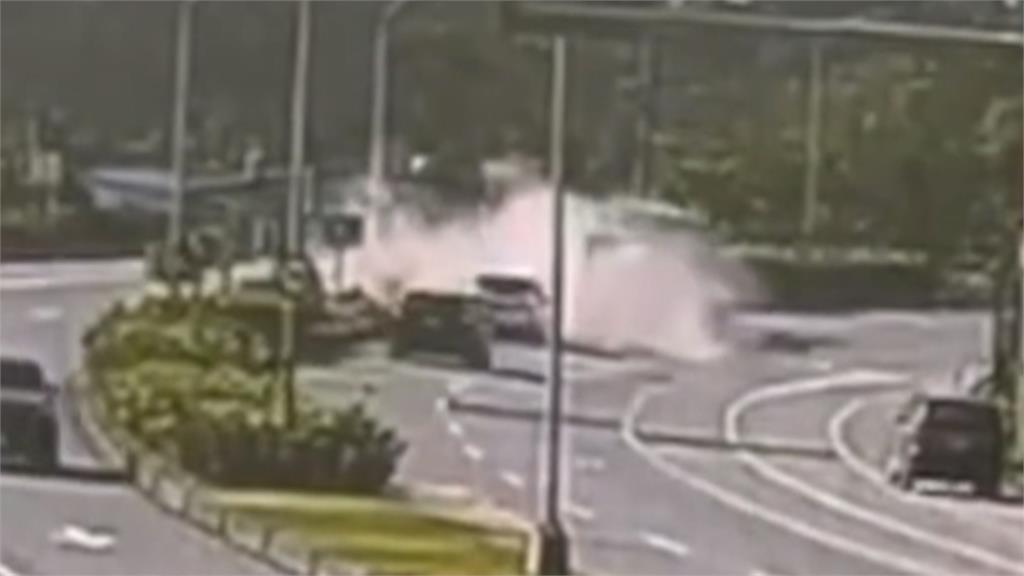 台東砂石車爆胎失控自衝分隔島　車頭車斗橫跨兩車道
