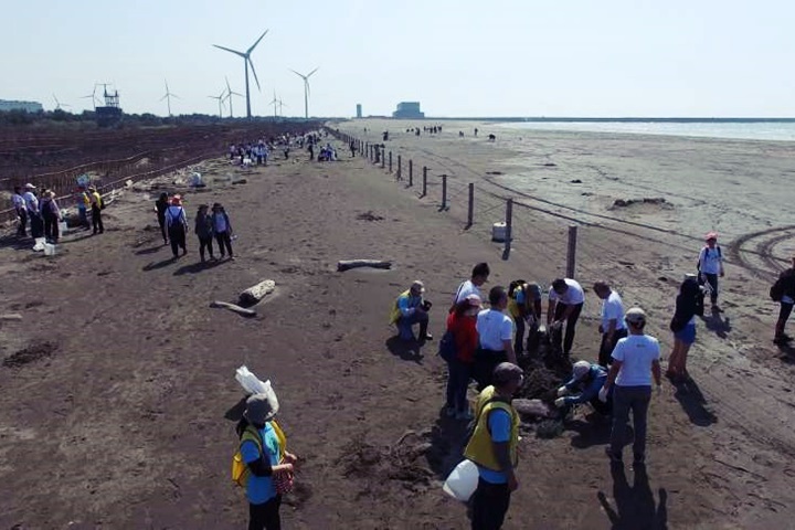 木建材業做環保 號召百名員工海岸植樹2千顆