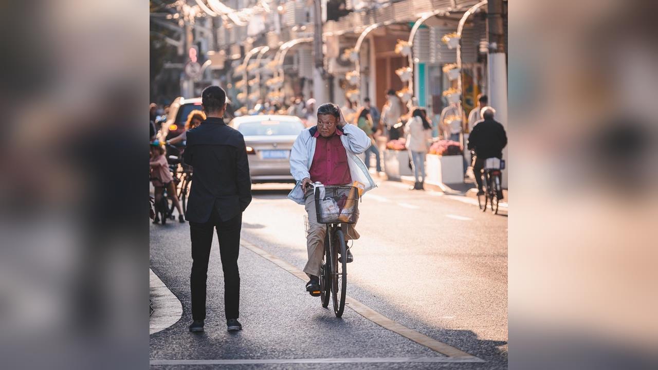 快新聞／比射門還準！中國伯騎車隨地吐痰　竟「精準命中」外送員嘴內遭求償