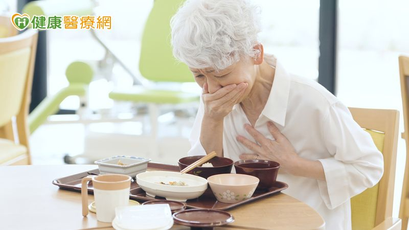 長者喝水、吃飯常「嗆到」？專家警告：小心造成吸入性肺炎