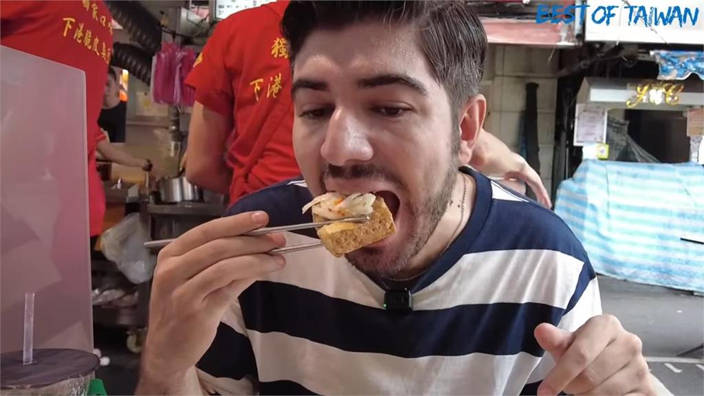 臭豆腐為什麼要挖洞？在台土耳其人超專業吃法　網讚：根本台灣人