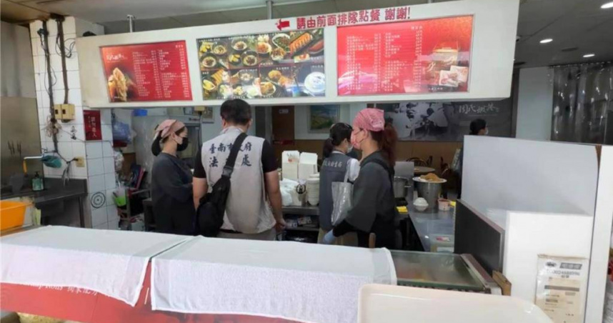 台南「周氏蝦捲」廚餘倒回滷鍋…女員工有前科　業者致歉：不排除提告