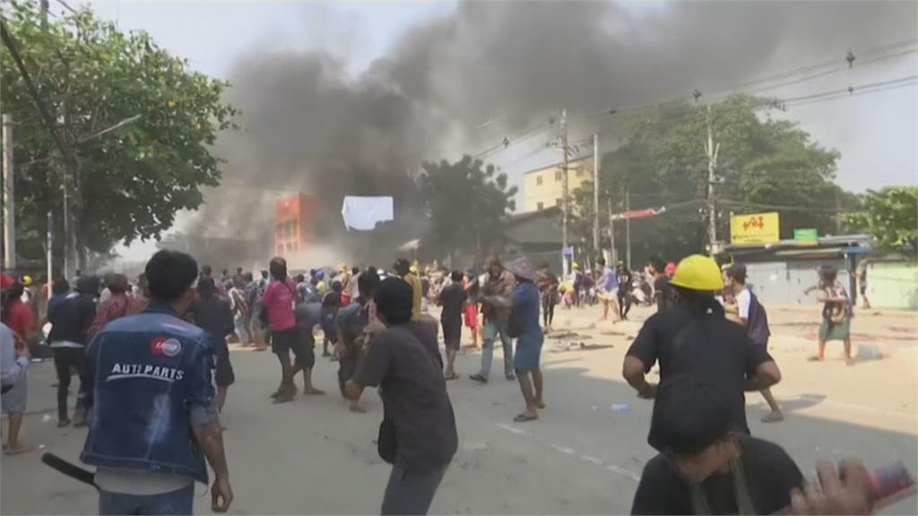 緬甸鎮壓逾200死！ 仰光民眾向警丟汽油彈