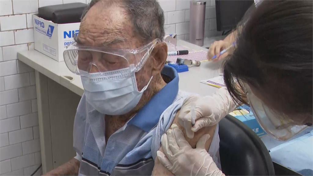 高雄開放87歲以上長者施打疫苗　現場「人擠人」陳其邁關切現場安全距離