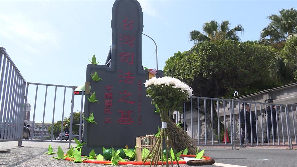 柯文哲涉京華城案遭求刑28年半　民眾黨支持者上凱道「掃墓」