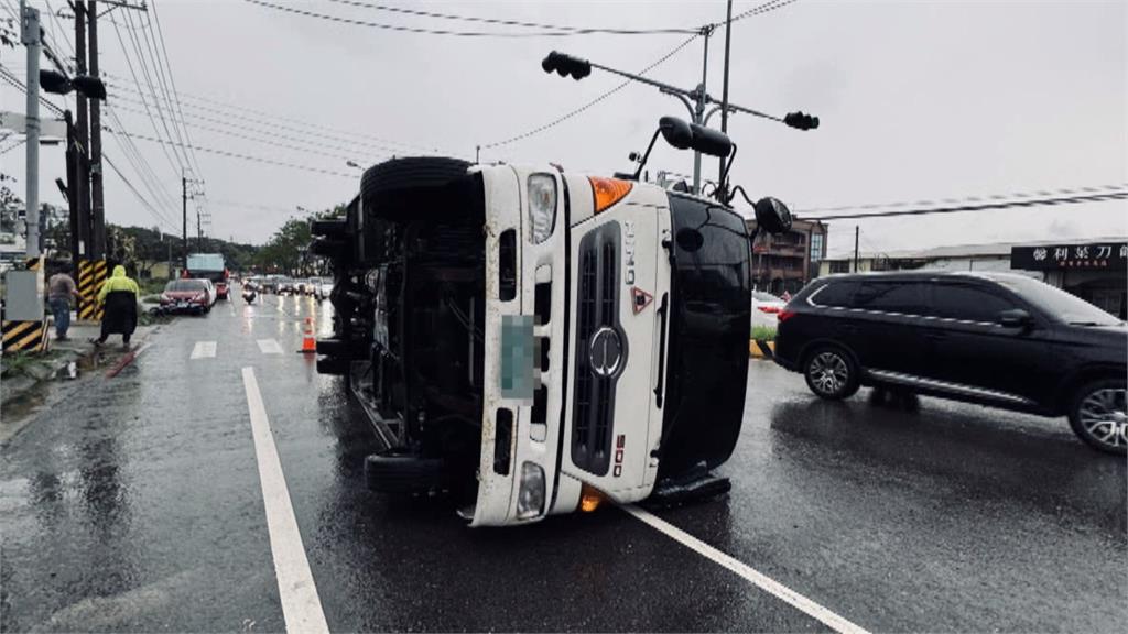 苗栗頭份驚見９級怪風！　１１噸大貨車停路邊竟遭吹翻