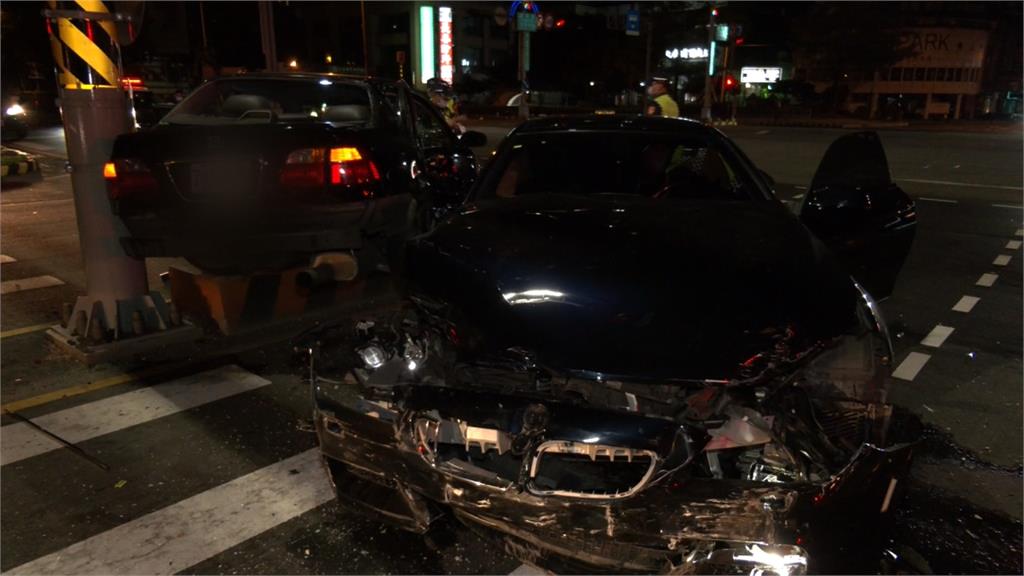 疑左轉車搶快遭撞　台灣大道車禍2大1嬰送醫