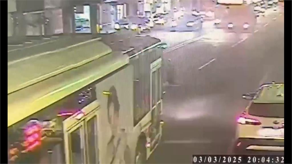 新店公車為閃車急打方向盤　跨越車道撞對向貨車