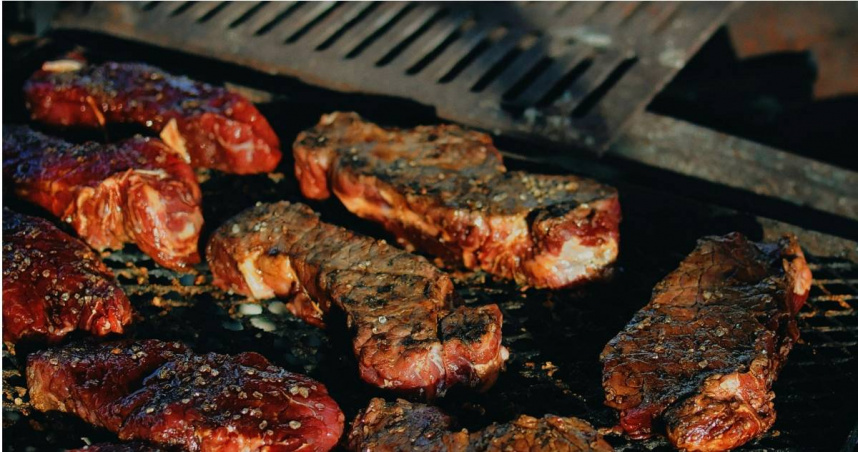 美國烤肉季迎「牛肉通膨」!專家:川普關稅戰將加劇供應短缺