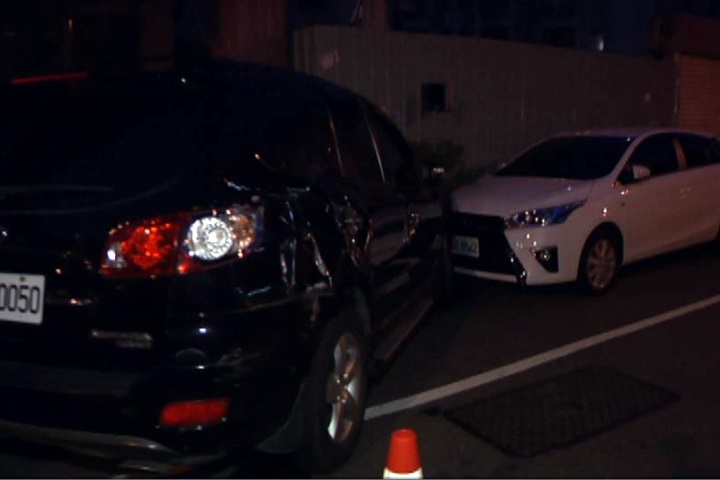 速度過快釀禍 兩車擦撞後又撞路邊車輛 