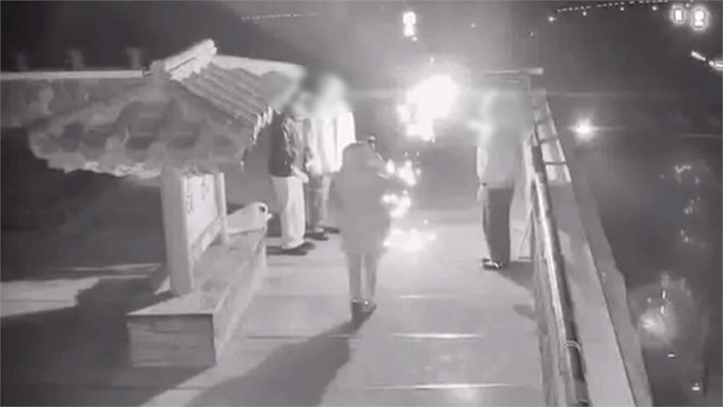 看直播網友炸鍋！　武嶺「鏡頭君」前4人點燃仙女棒