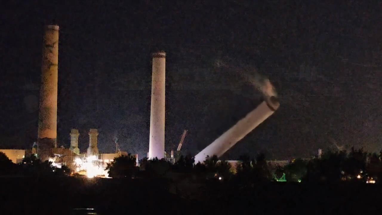 服役近30年　通霄發電廠四號煙囪"放倒"拆除　鄉親專程來告別