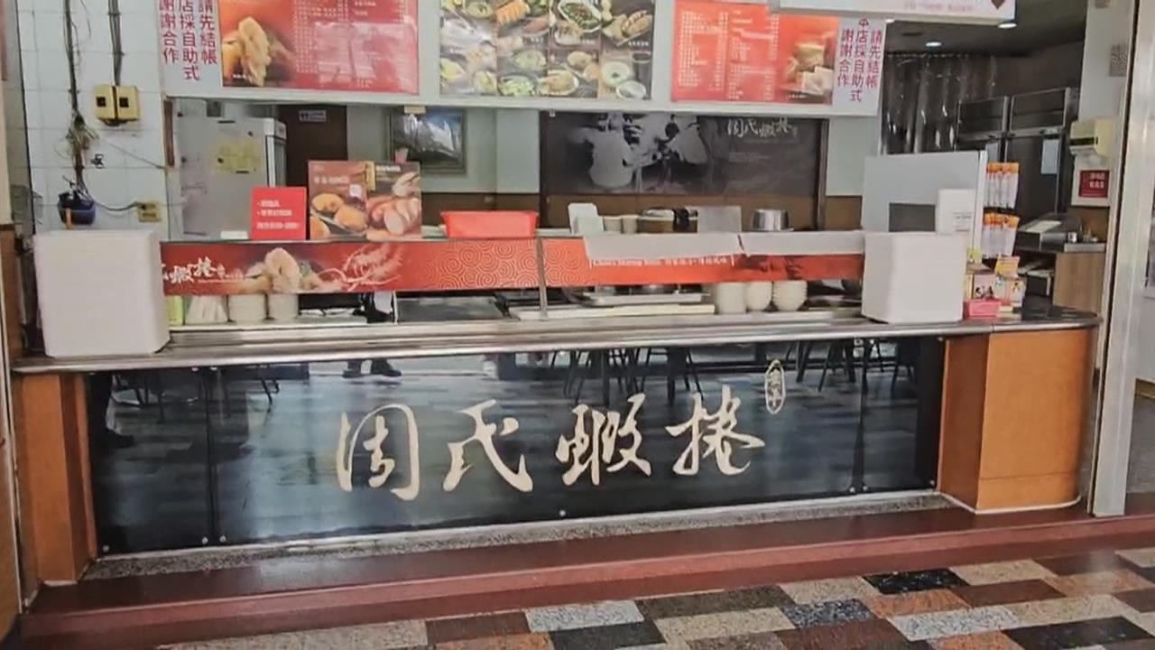 台南名店"周氏蝦捲"遭潑上百隻小強 警鎖定涉案男