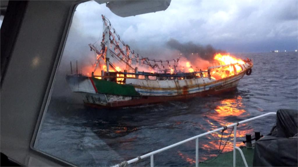 野柳外海火燒漁船撲滅又復燃 9人棄船逃生