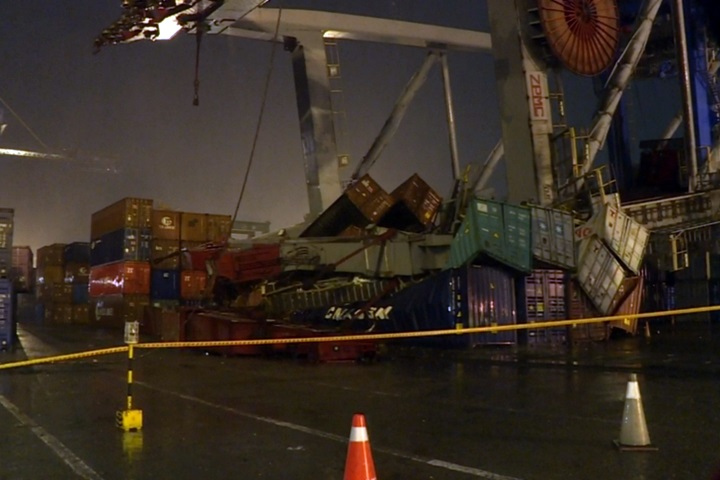 輪船撞基隆碼頭 起重機傾斜壓垮貨櫃