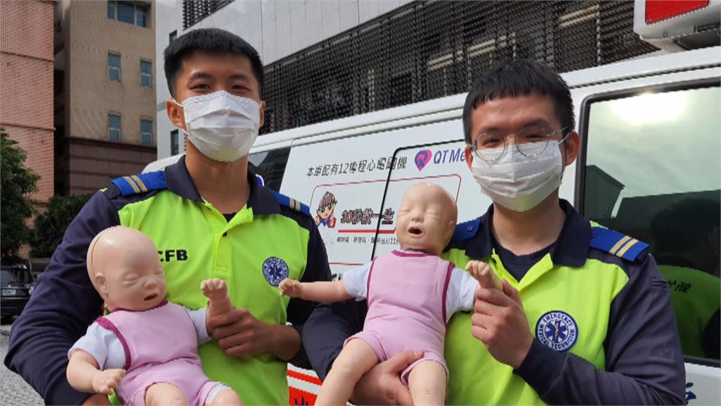 孕婦腹痛救護車送醫　消防員順利「車內接生」