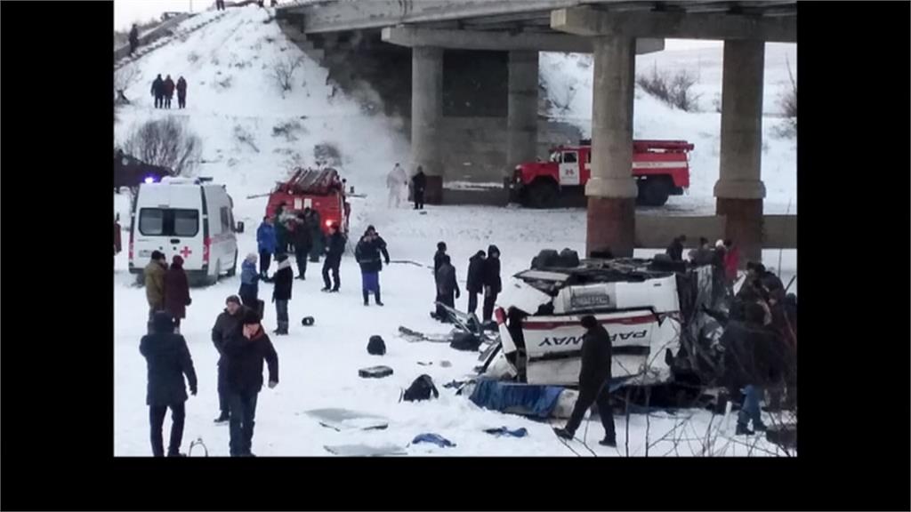 俄羅斯巴士前輪爆胎打滑墜橋！釀19死21傷