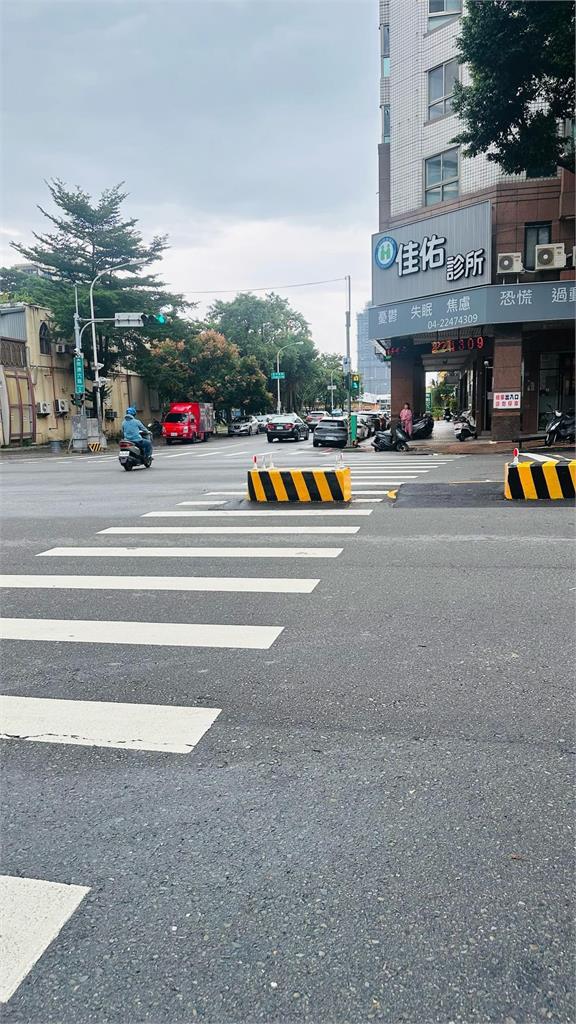 斑馬線被庇護島擋住　民眾開酸：過馬路如障礙挑戰賽
