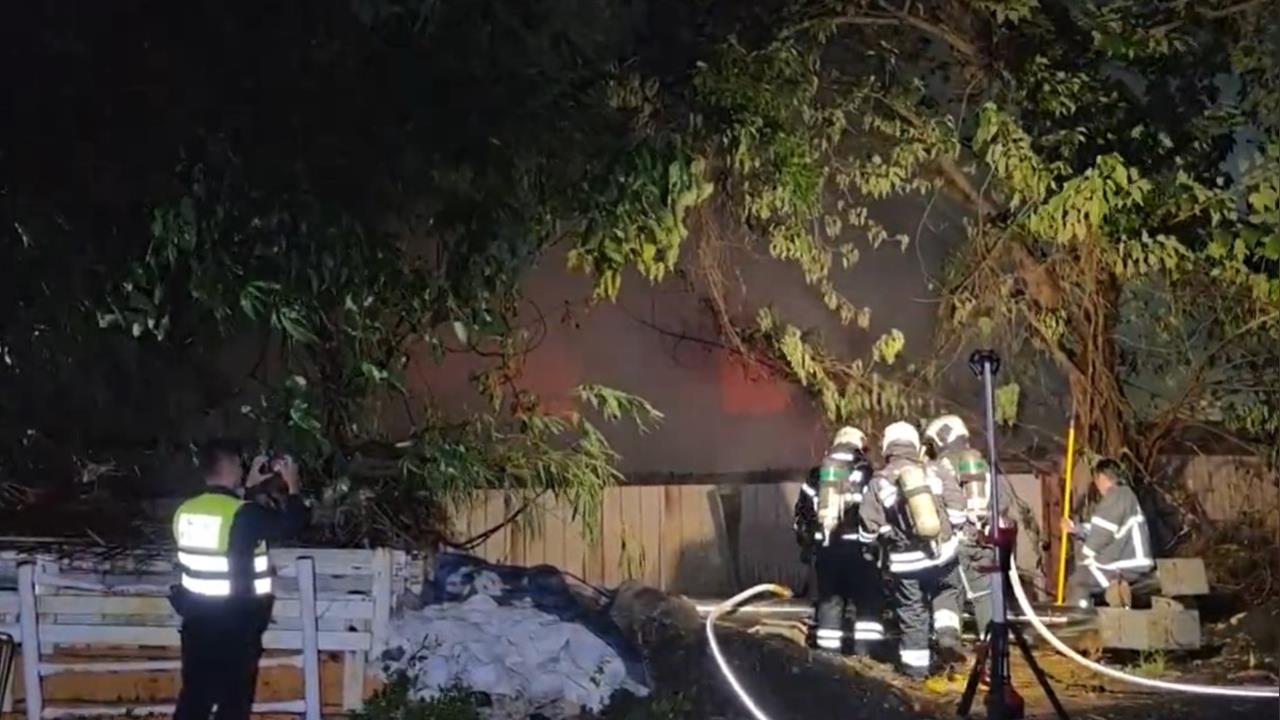 快新聞/暗夜惡火!北市社子島1廢棄工廠遭祝融 消防隊大舉灌救