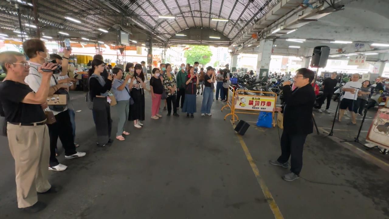 藝文團隊「快閃」高雄果菜市場　現場演出經典歌連發　民眾驚豔