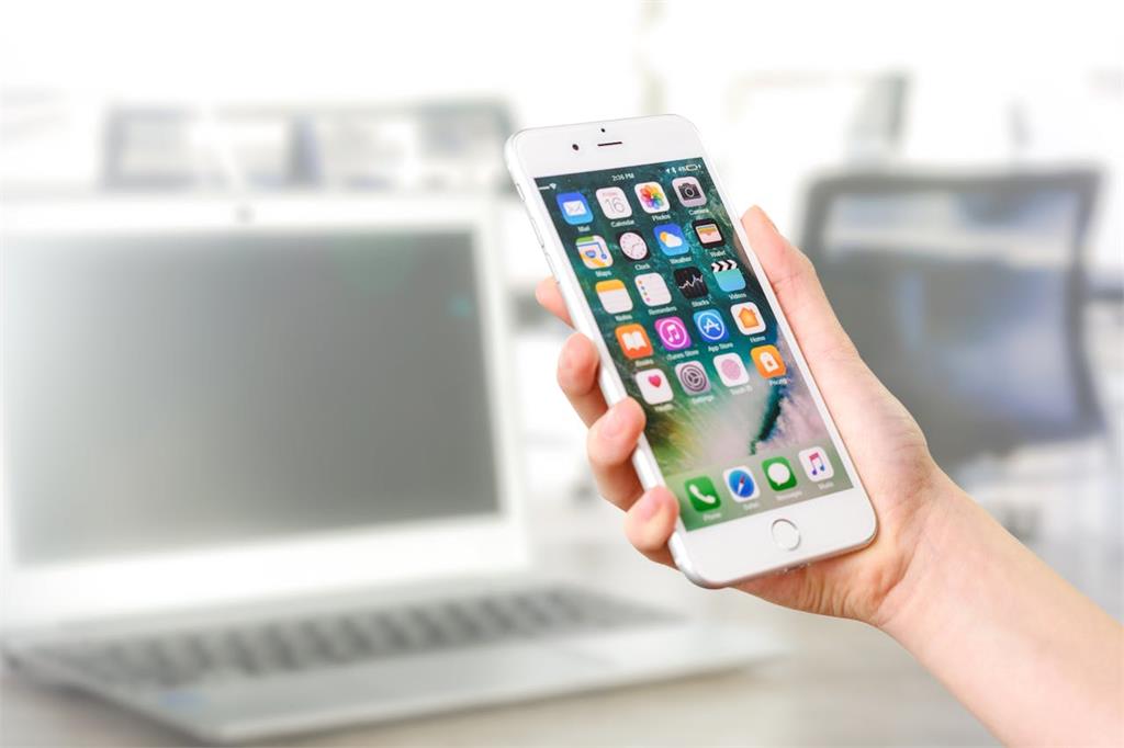 為省電「滑掉」iPhone應用程式？專家打破迷思曝這樣做「後果」