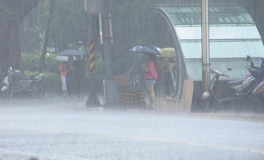 開工日鋒面來攪和！週一雷雨襲半個台灣　氣象署曝「這天」北部下探17度