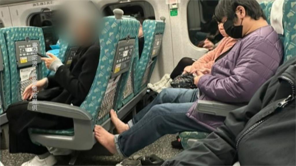 誇張！男搭高鐵脫鞋光腳　多次踹女乘客椅背民眾傻眼