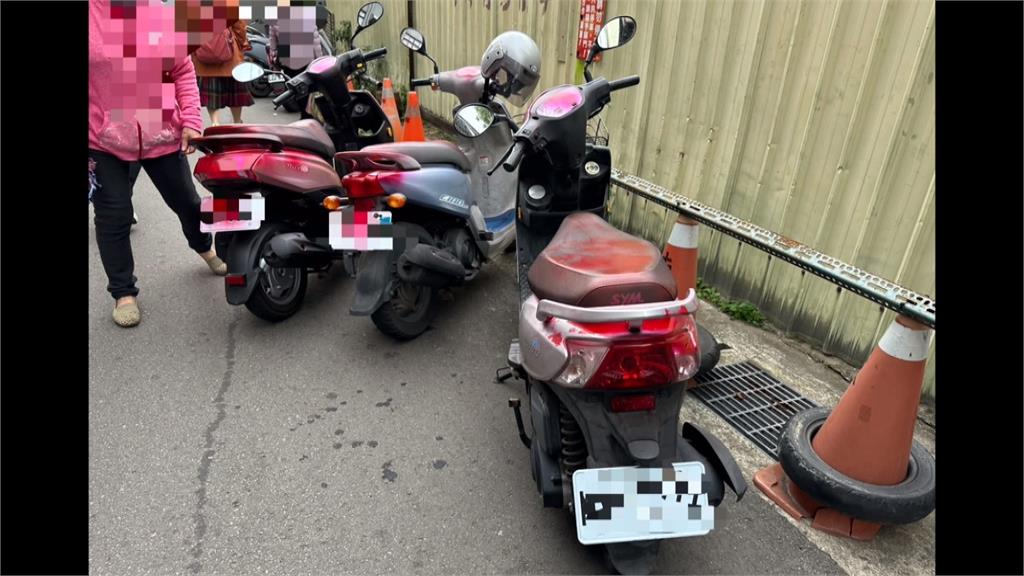 不滿出入口被擋！　苗栗鐵工廠老闆怒朝5車潑紅漆