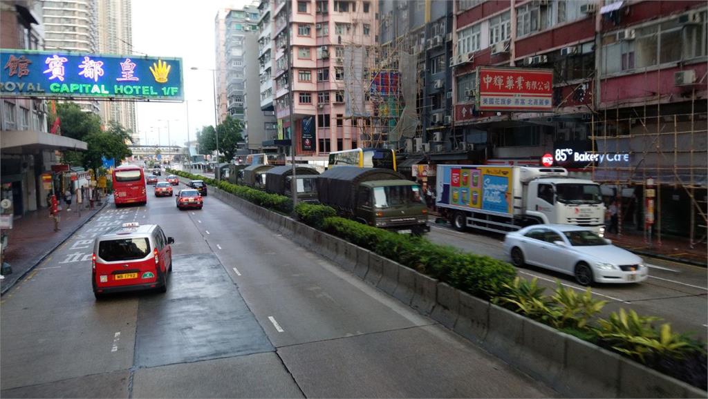 反送中／川普預警成真？清晨20輛解放軍車現身香港市區