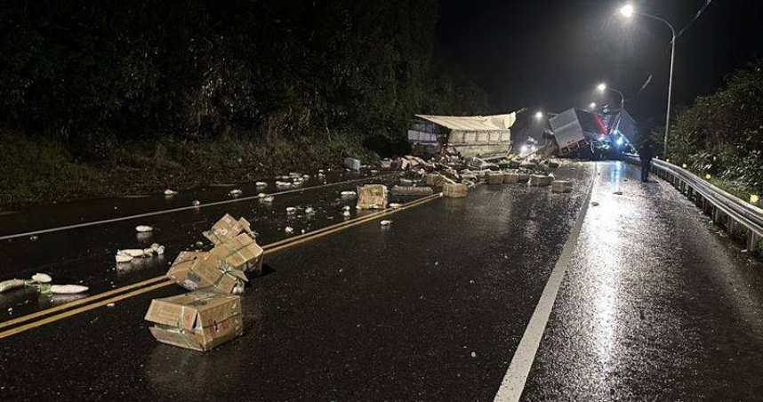 台2線2聯結車對撞翻覆　壓毀護欄「蔬菜傾瀉滿地」
