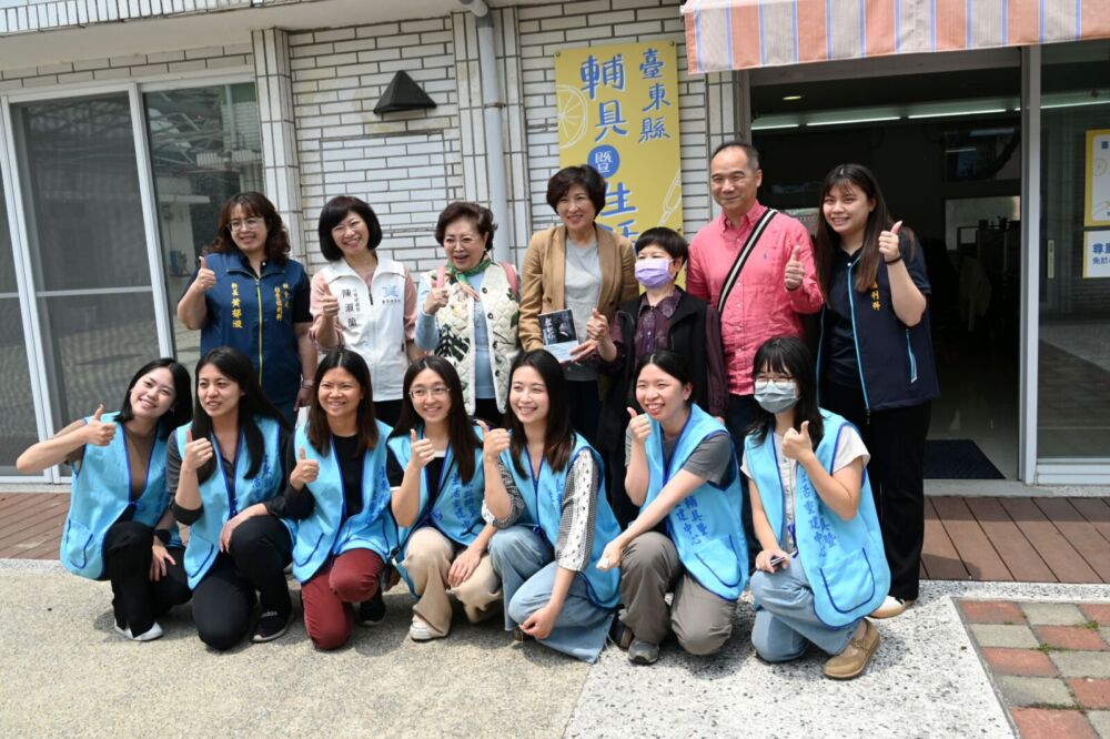 影后陳淑芳偕各界贈台東輔具　饒慶鈴邀陳樹菊見證「感謝助力身障者福祉」