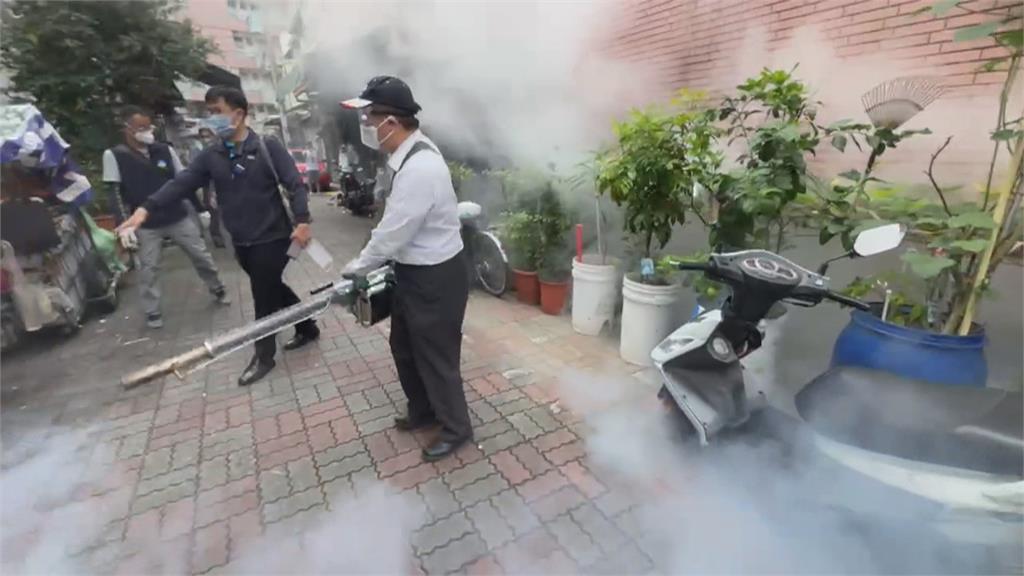 台南登革熱累計1萬1千多例　市長黃偉哲下海噴藥　扛20公斤熱煙霧機