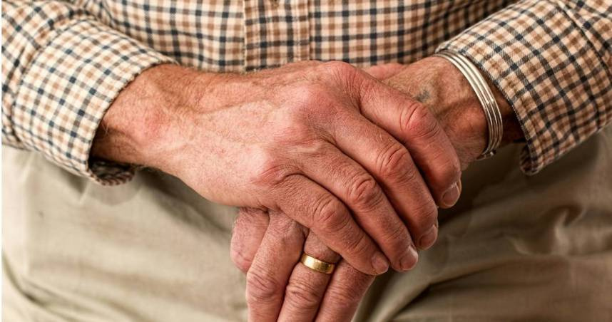 老父喊沒錢「堅決不開冷氣」活活熱死！留3本發霉存摺　兒一看更心疼