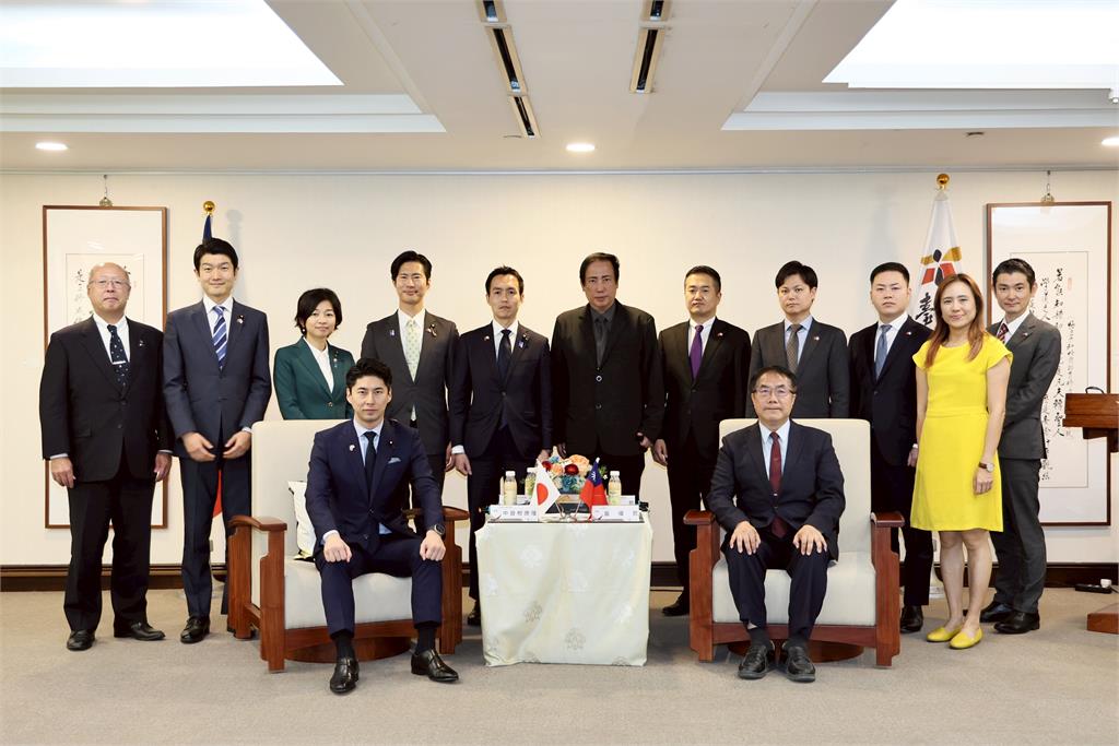 日本自民黨青年局長中曾根康隆拜會 黃偉哲致贈台南越光米