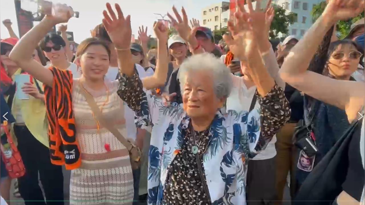 90歲嬤「上台狂歡」獲封「大港MVP」 孫女:阿嬤玩到不想回家