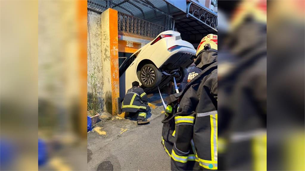 快新聞／捏把冷汗！民眾人車卡停車場半懸空　車尾翹起45度