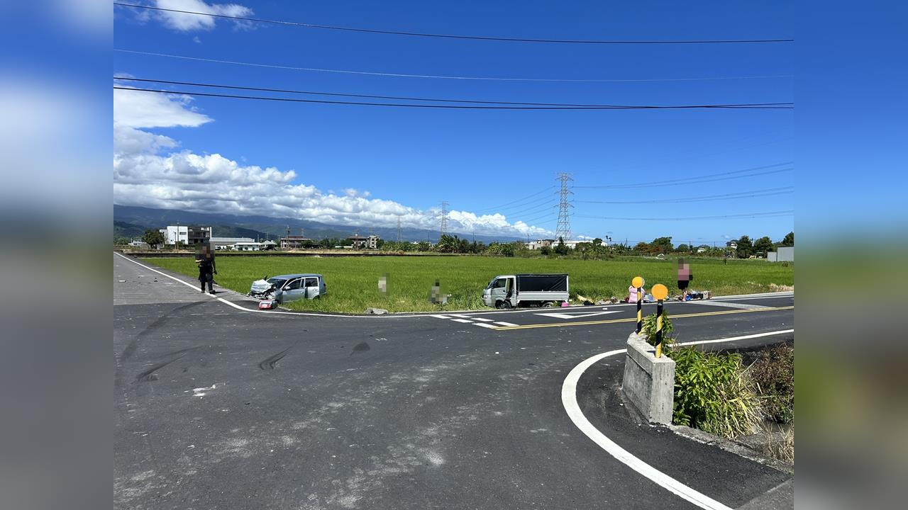 三星鄉間小路2車相撞摔進田裡　車頭撞爛　滿地殘骸