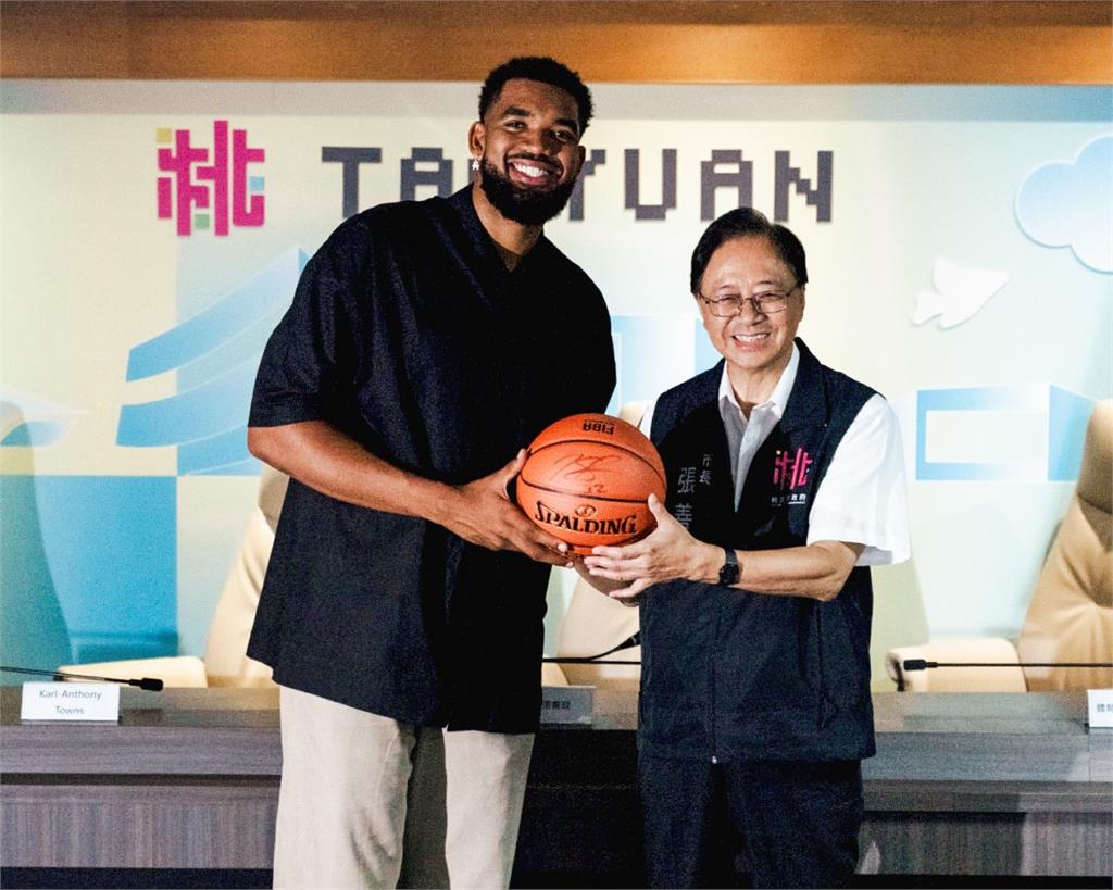 NBA巨星Towns要去大溪老街了!開心打陀螺、吃豆干