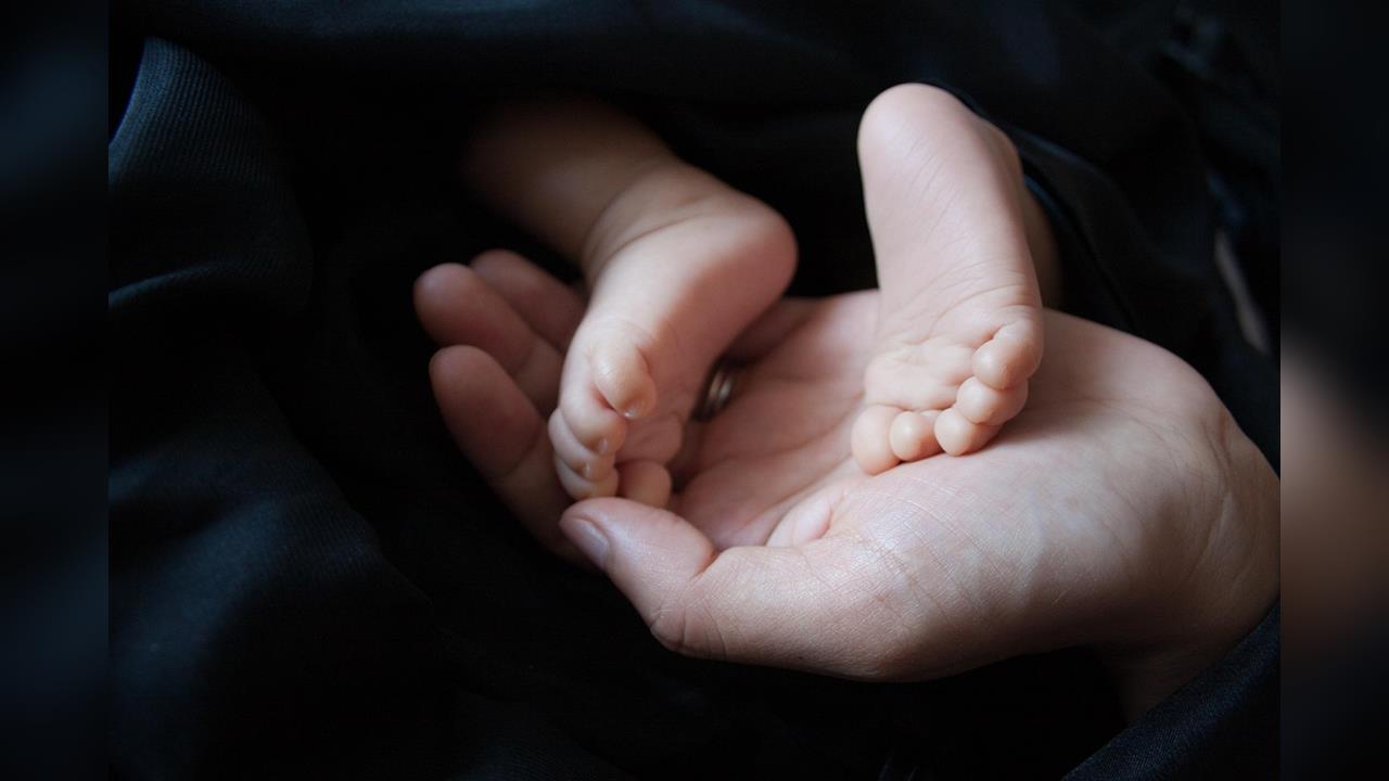 女嬰出生4天餵奶量少、心搏過速  染腸病毒重症