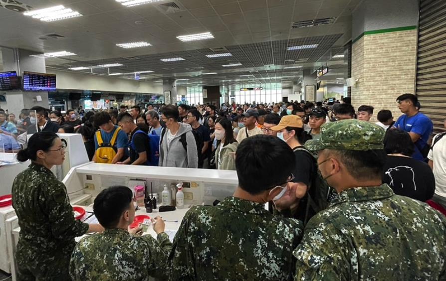 上千人擠爆金門機場！　軍方急派14架軍機飛松山、高雄協助運輸 - 民視新聞網