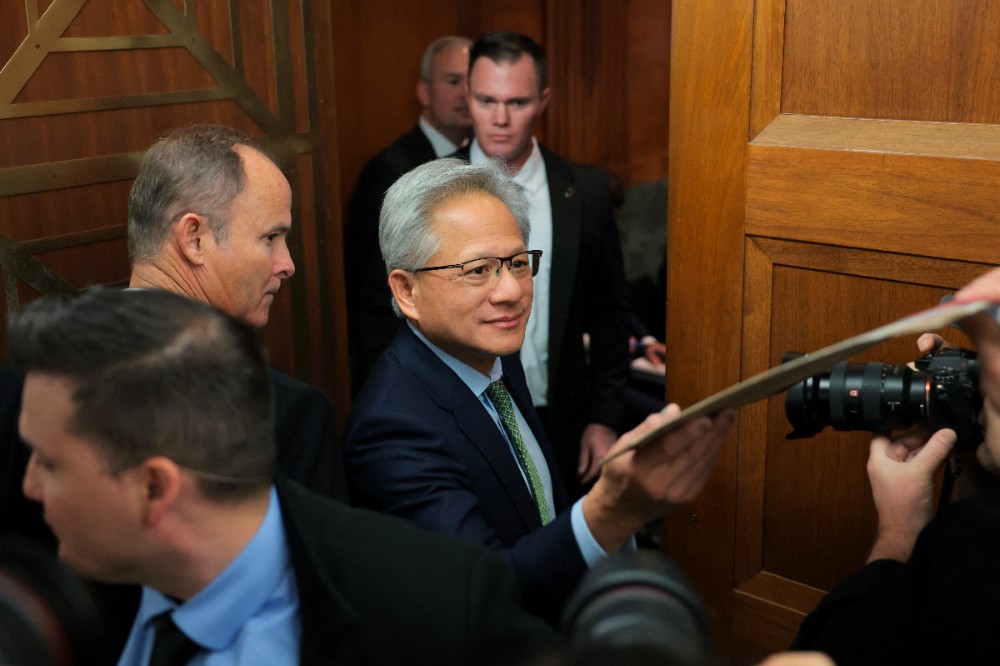 川普稱黃仁勳明白晶片出口管制立場　美國國會否決對中限制提案