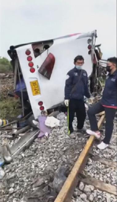 泰中部驚傳火車撞巴士 至少造成17死