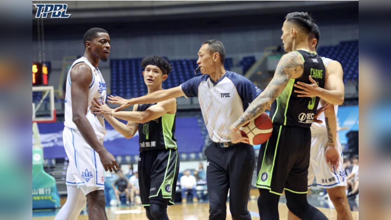籃球／神扯！張宗憲早該驅逐出場被「聊天室」球迷提醒才發現！多打4分鐘還拿3分
