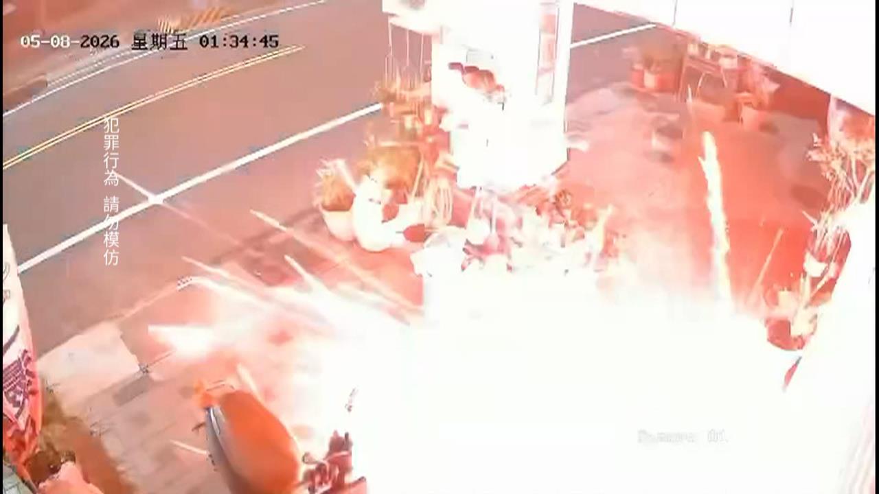 嚇到不敢睡!高雄民宅遭丟爆裂物 巨大火花畫面曝光